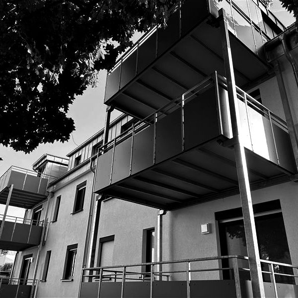 Balkone einer Wohnanlage in Paderborn. Mehrere Balkone an einem modernen Gebäude in Schwarz-Weiß.